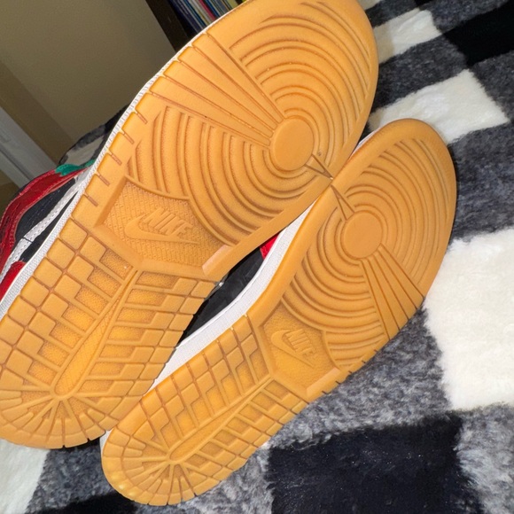 Nike Air Jordon 1 Mid SE Christmas Sneaker In Black, Fire Red & White Sz 8 - Picture 9 of 12